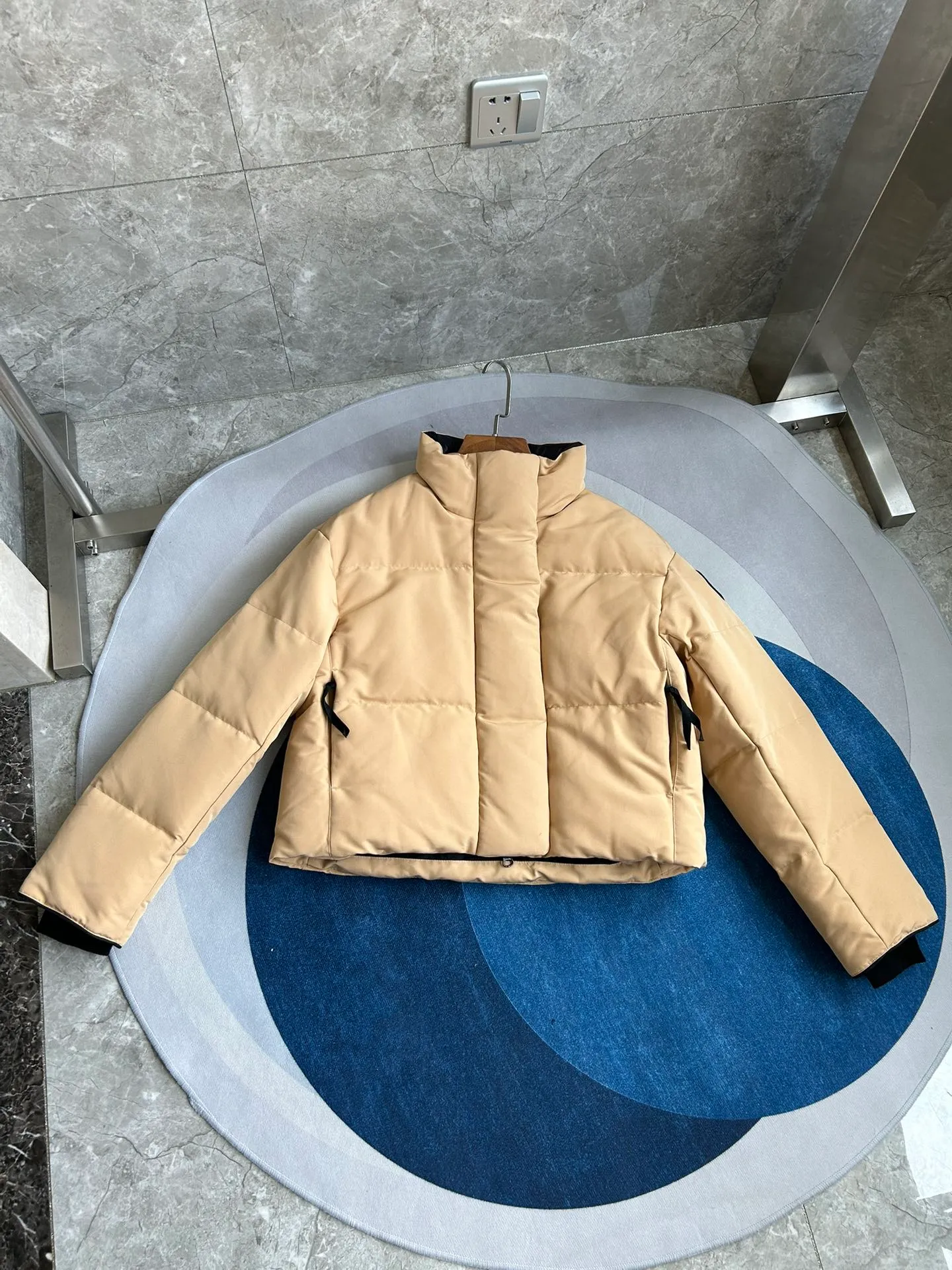 P880 E2266WB Grandview black label short jacket down jacket. Constructed from Arctic Tech recycled fabric®, it features a cinchable hem for sleek styling and storage. Color: Beige. Size: XS S M L XL.